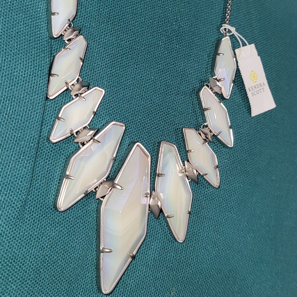 IRIDESCENT WHITE BANDED AGATE NECKLACE SILVER NWT